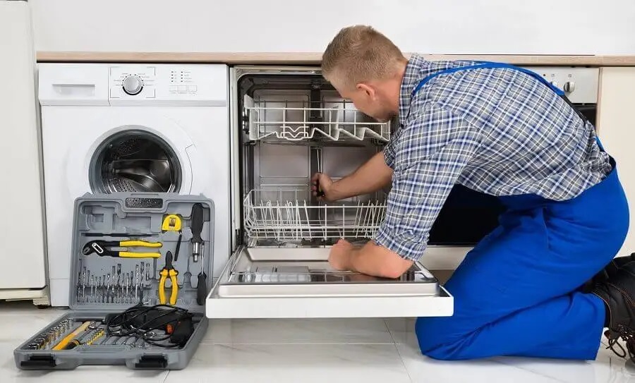 Kızılcahamam Dominox servisi teknisyen ekibi beyaz eşya tamiri yaparken